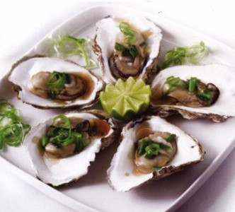 Hàu Các thí nghiệm đã chỉ ra rằng những con hàu là thức ăn rất tuyệt vời cho não của bạn giúp làm giảm vấn đề tuổi tác. Bởi vì chúng rất giàu kẽm và sắt giúp tăng khả năng tập trung và ghi nhớ thông tin của não.