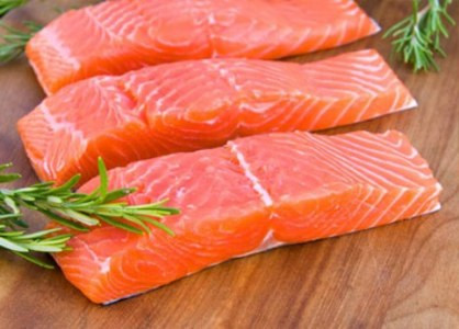 Cá Hầu hết các loại cá là rất có lợi cho sức khỏe đặc biệt là bộ não của bạn. Các có đầy đủ Omega-3, axit béo được biết là rất có lợi cho cơ thể. Những axit béo giúp chức năng não , Omega-3 sẽ bao các tế bào thần kinh với các chất béo tốt, cho phép chúng di chuyển dễ dàng trong não.