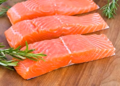 Cá Hầu hết các loại cá là rất có lợi cho sức khỏe đặc biệt là bộ não của bạn. Các có đầy đủ Omega-3, axit béo được biết là rất có lợi cho cơ thể. Những axit béo giúp chức năng não , Omega-3 sẽ bao các tế bào thần kinh với các chất béo tốt, cho phép chúng di chuyển dễ dàng trong não.