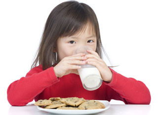 Nếu con kêu ngán sữa, thay vì thúc ép, mẹ hãy thử đổi vị sữa để kích thích vị giác của trẻ Nguồn ảnh: ShutterStock