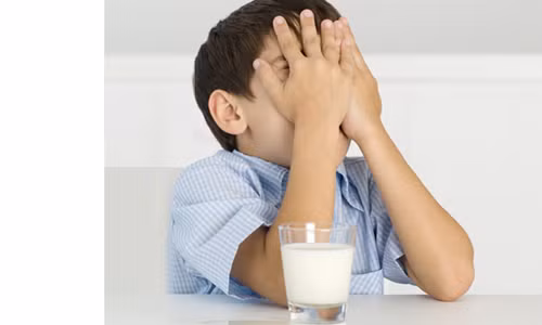 Đâu là cách giúp con uống sữa chủ động mỗi ngày?