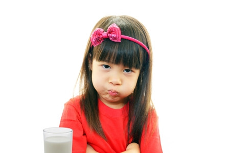 Đâu là giải pháp giúp trẻ uống sữa chủ động mỗi ngày? Ảnh: IDP