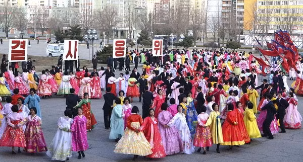 Người dân Triều Tiên tập trung ở quảng trường trung tâm thủ đô Bình Nhưỡng.