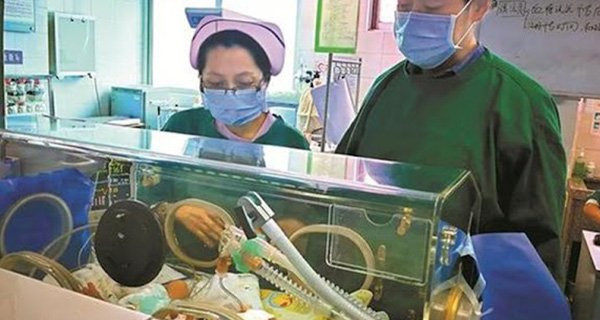 Be gai vua sinh da toa huong thom, BS noi: Benh nang chu khong dua