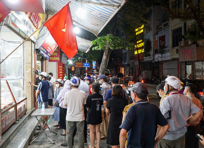 Đang chờ đợi mua bánh trung thu, chị Lý Thị Nga (người dân sinh sống trên đường Thụy Khuê) cho biết từ trưa đã có rất đông người xếp hàng mua, đến chiều lại tiếp tục tái diễn khiến các phương tiện giao thông gặp khó khăn khi di chuyển. Trong ảnh: Có những thời điểm người dân đứng quá gần so với quy định giãn cách