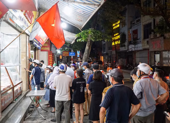 Đang chờ đợi mua bánh trung thu, chị Lý Thị Nga (người dân sinh sống trên đường Thụy Khuê) cho biết từ trưa đã có rất đông người xếp hàng mua, đến chiều lại tiếp tục tái diễn khiến các phương tiện giao thông gặp khó khăn khi di chuyển. Trong ảnh: Có những thời điểm người dân đứng quá gần so với quy định giãn cách