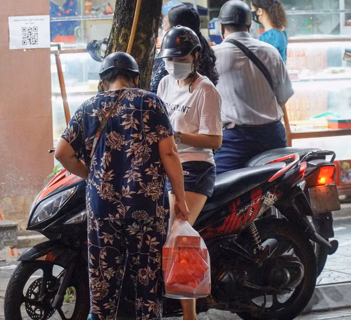 Sau khoảng thời gian chờ đợi, người dân đã mua được bánh trung thu mang về