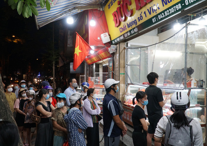 Hàng chục người dân đứng xếp hàng chờ mua bánh, nhiều người dừng xe dưới lòng đường khiến cho giao thông qua đây gặp khó khăn. Tại một số thời điểm đã diễn ra tình trạng ùn ứ phương tiện tham gia giao thông. Nhiều người xếp hàng chờ đợi mua bánh trung thu