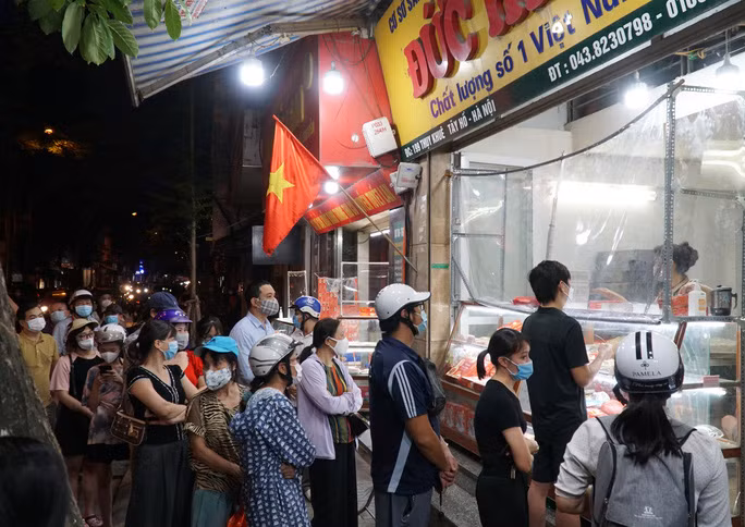 Hàng chục người dân đứng xếp hàng chờ mua bánh, nhiều người dừng xe dưới lòng đường khiến cho giao thông qua đây gặp khó khăn. Tại một số thời điểm đã diễn ra tình trạng ùn ứ phương tiện tham gia giao thông. Nhiều người xếp hàng chờ đợi mua bánh trung thu