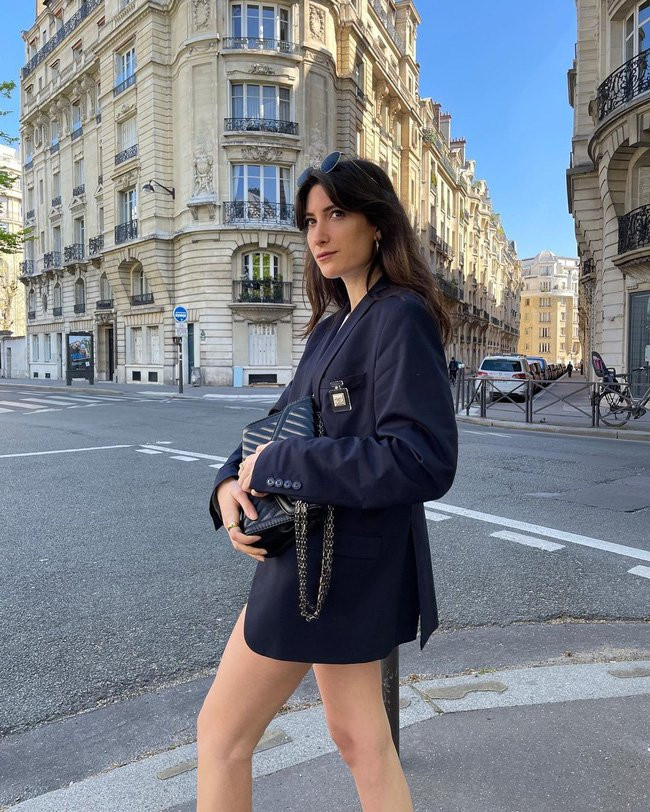 Gai Phap chi can 3 mau blazer nay da phong cach suot mua se lanh-Hinh-10