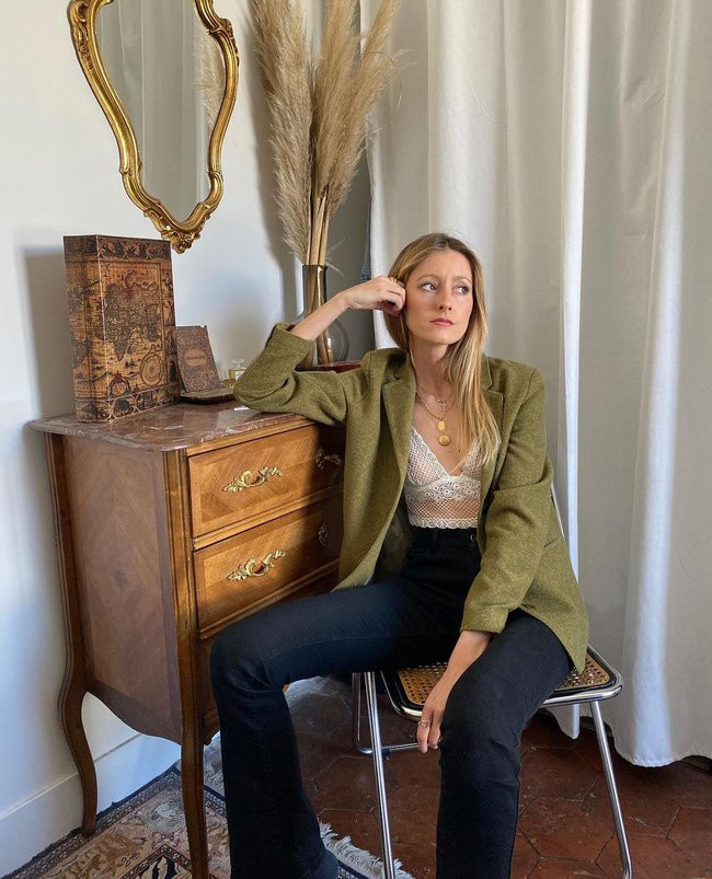 Gai Phap chi can 3 mau blazer nay da phong cach suot mua se lanh-Hinh-7