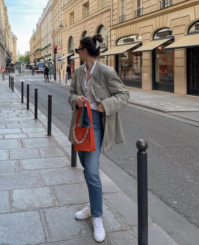 Gai Phap chi can 3 mau blazer nay da phong cach suot mua se lanh-Hinh-5