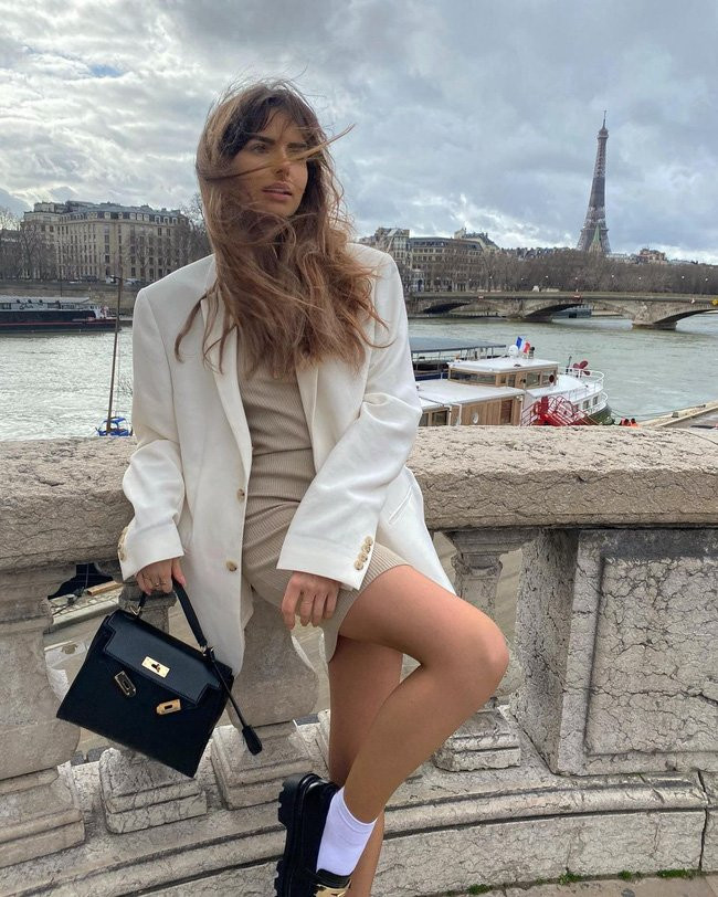 Gai Phap chi can 3 mau blazer nay da phong cach suot mua se lanh-Hinh-8