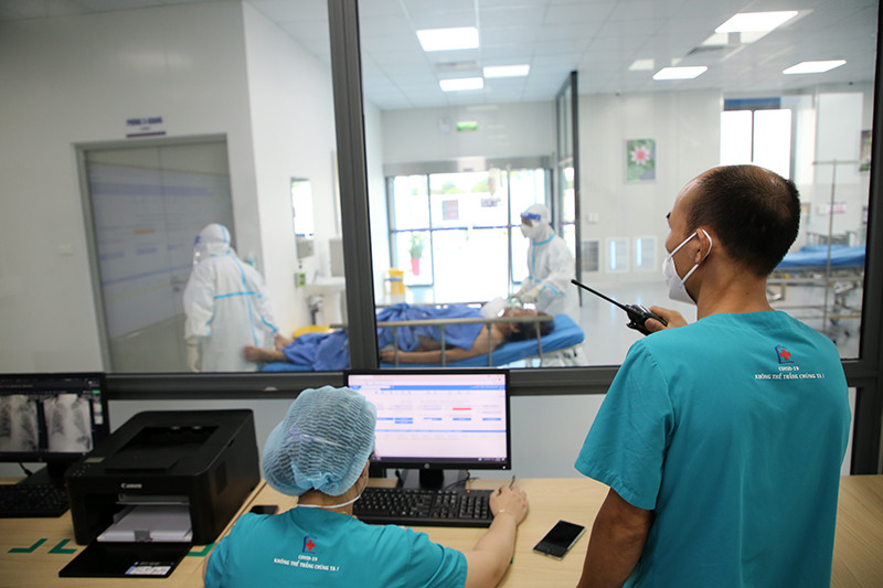 Do tính chất đặc biệt của dịch bệnh, nhân viên y tế phải trao đổi qua bộ đàm và phân cách bằng những lớp kính đảm bảo công tác phòng dịch ngay tại bệnh viện. 