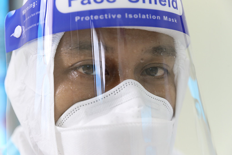 Đội ngũ cán bộ y tế tại bệnh viện đều là nhân viên, y bác sĩ, điều dưỡng của Đại học Y Hà Nội, tất cả đều được tập huấn kỹ về an toàn phòng dịch cũng như đã có nhiều kinh nghiệm chống dịch ở các địa phương.