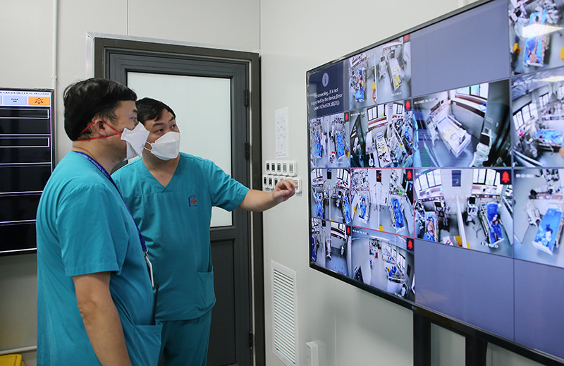 Hoạt động giám sát tại bệnh viện được ứng dụng CNTT hiện đại, theo dõi và trao đổi trực tuyến. 