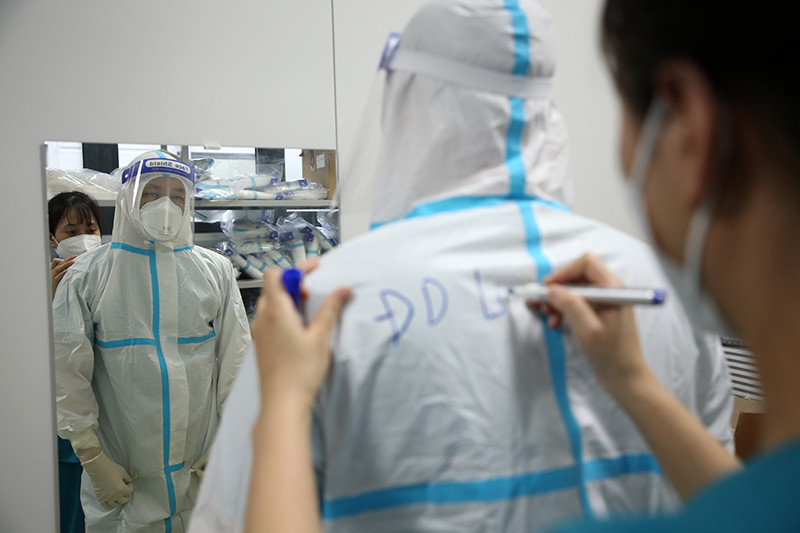 Do mặc những bộ đồ kín mít nên việc nhận biết và giao tiếp gặp khó khăn, bởi vậy các bác sĩ thường viết tên mình lên áo để tiện giao tiếp. 