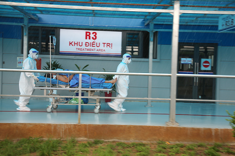 Nhân viên y tế tiếp nhận và vận chuyển bệnh nhân vào khu điều trị đặc biệt. 