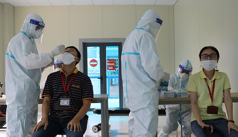 Nhân viên y tế thường xuyên phải xét nghiệm Covid-19 để đảm bảo công tác phòng dịch. 