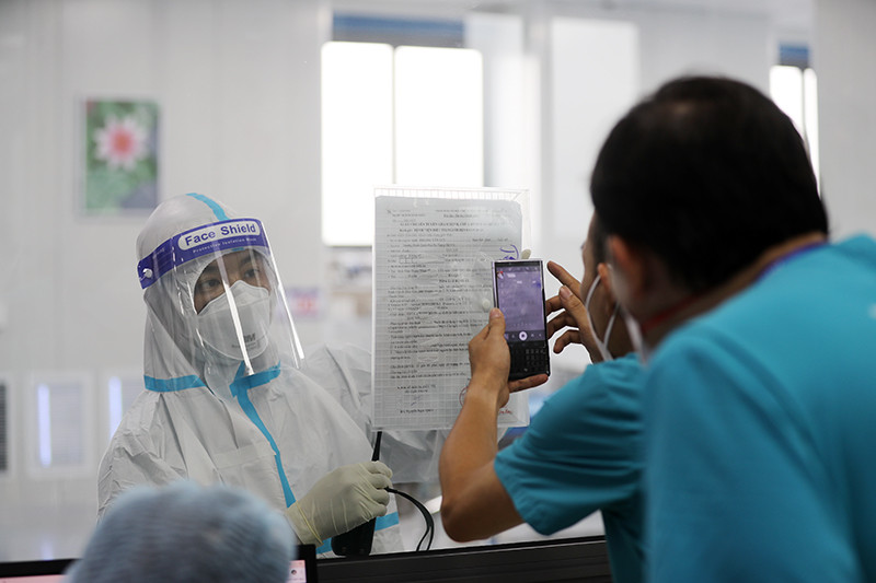 Hoạt động trao đổi nghiệp vụ bên trong phòng và nhân viên kiểm soát bên ngoài.