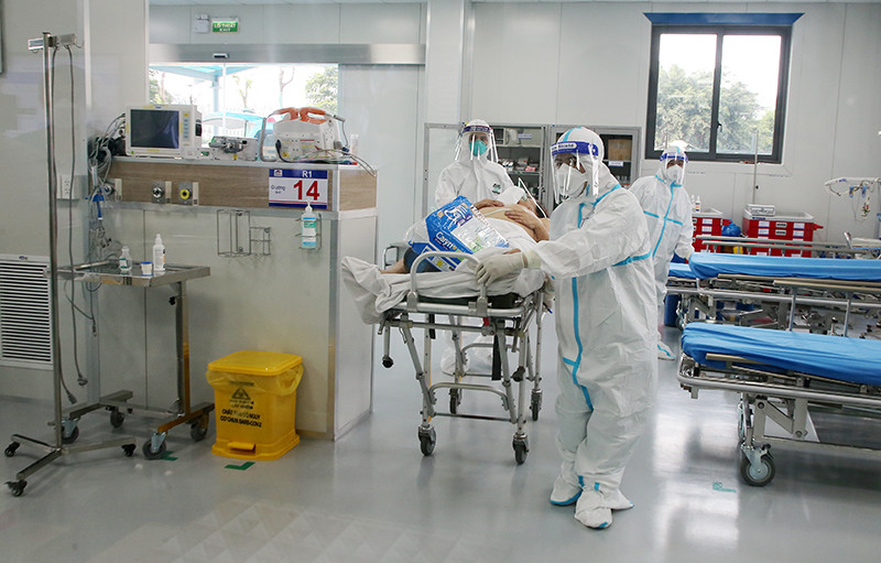 Theo PGS.TS Hoàng Bùi Hải - Phó Giám đốc Bệnh viện điều trị Covid-19, Trưởng khoa Cấp Cứu - Hồi sức tích cực, Bệnh viện Đại học Y Hà Nội: Hầu hết các bệnh nhân được chuyển đến đây đều đã phải thở máy và có nhiều biến chứng nguy hiểm đến tính mạng. 