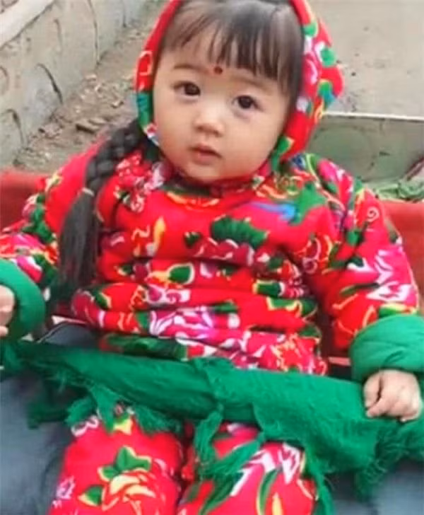 Gui con bo me chong 1 tuan, nguoi me cui mat vi nghi xau cho ho-Hinh-3