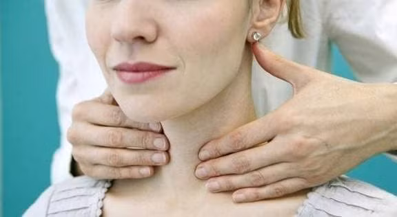 Phu nu mac benh tuyen giap co the xuat hien 4 dau hieu nay