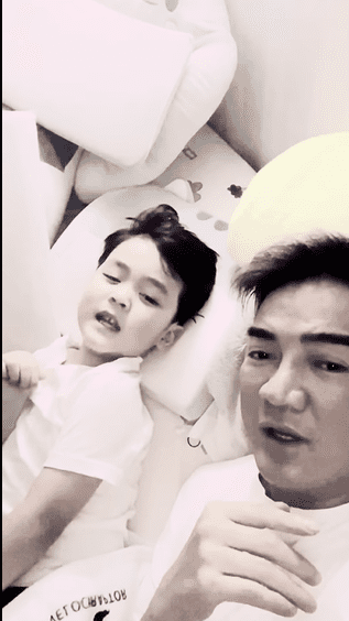 Dam Vinh Hung va con trai tau hai giua dem