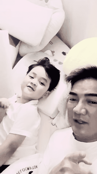 Dam Vinh Hung va con trai tau hai giua dem-Hinh-5