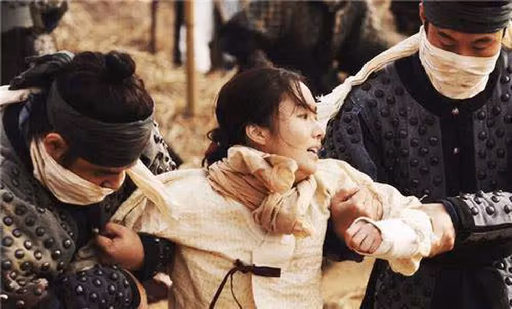 Tuan tang theo hoang de: Phi tan, cung nu bi chon sau khi chet-Hinh-2