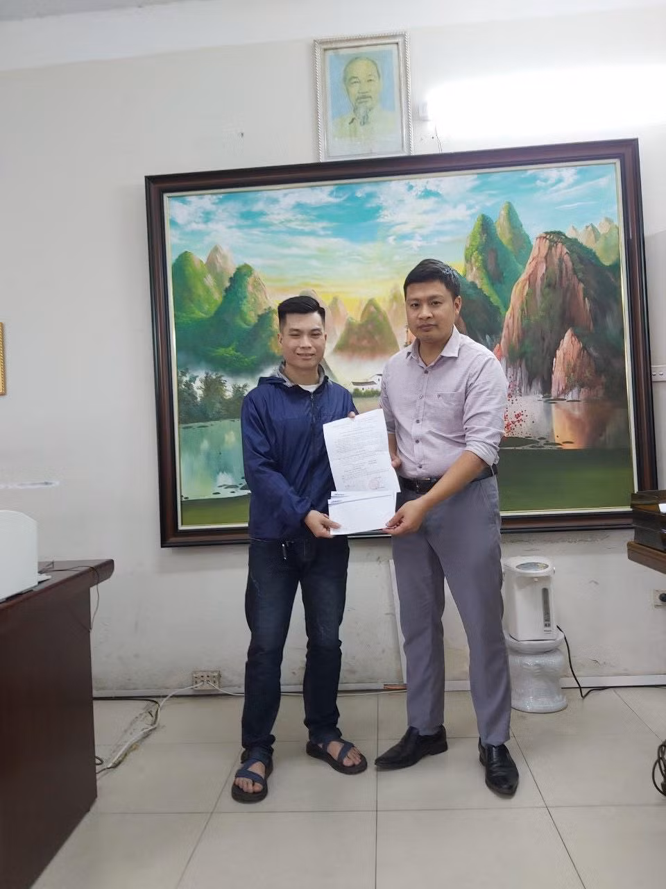 “Luc Van Tien” giup co gai lay lai dien thoai tu ke moc tui-Hinh-3