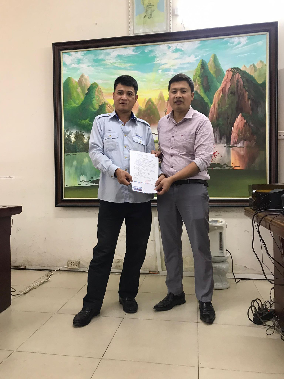 “Luc Van Tien” giup co gai lay lai dien thoai tu ke moc tui-Hinh-2