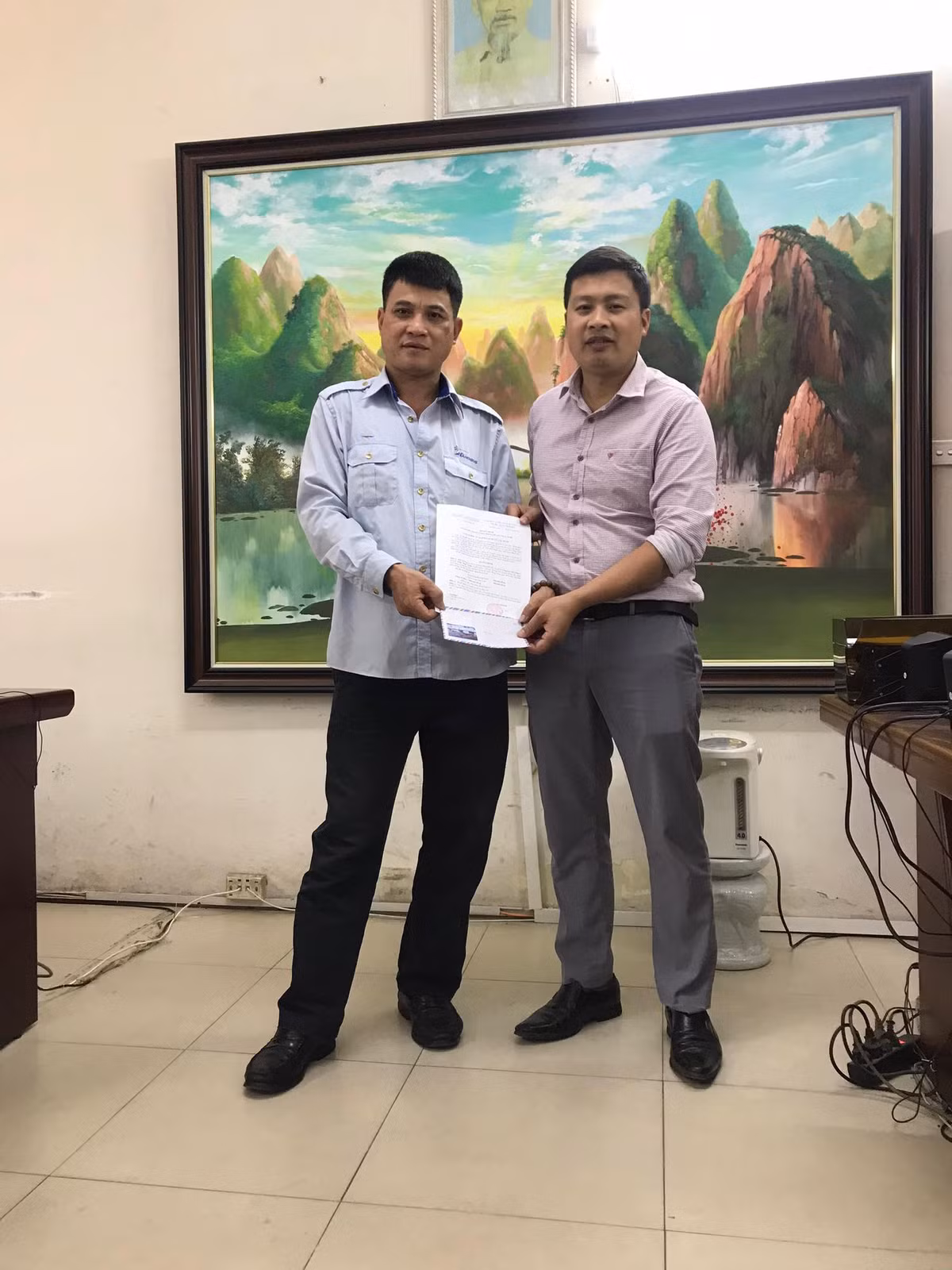 “Luc Van Tien” giup co gai lay lai dien thoai tu ke moc tui-Hinh-2