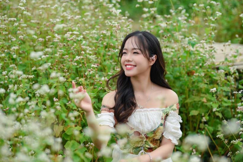 A khoi Tai sac Phuong Dong thang hang nhan sac sau dang quang-Hinh-2