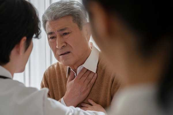 Den o voi con trai duoc con dau tiep dai nong nhiet