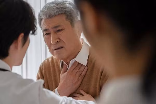 Den o voi con trai duoc con dau tiep dai nong nhiet