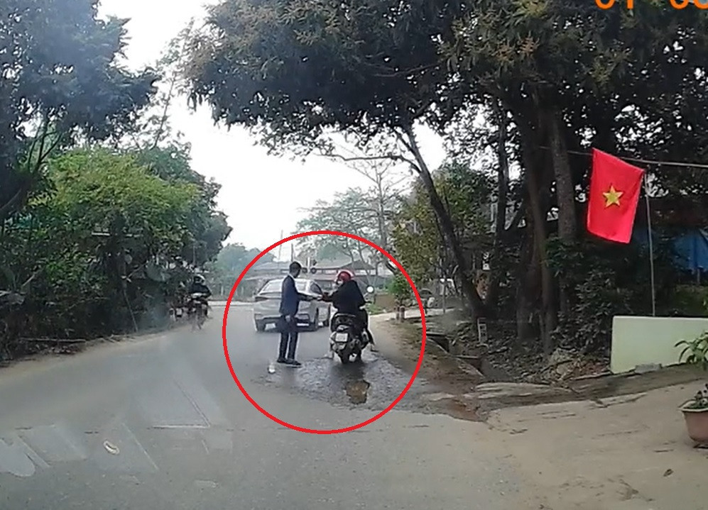 Tai xe duoi theo nguoi di xe may, ho to 'co lay tien khong'-Hinh-2