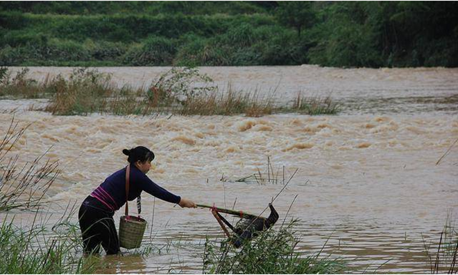 Nhat vien gach o bo song, ba lao mat toi 27 ty dong
