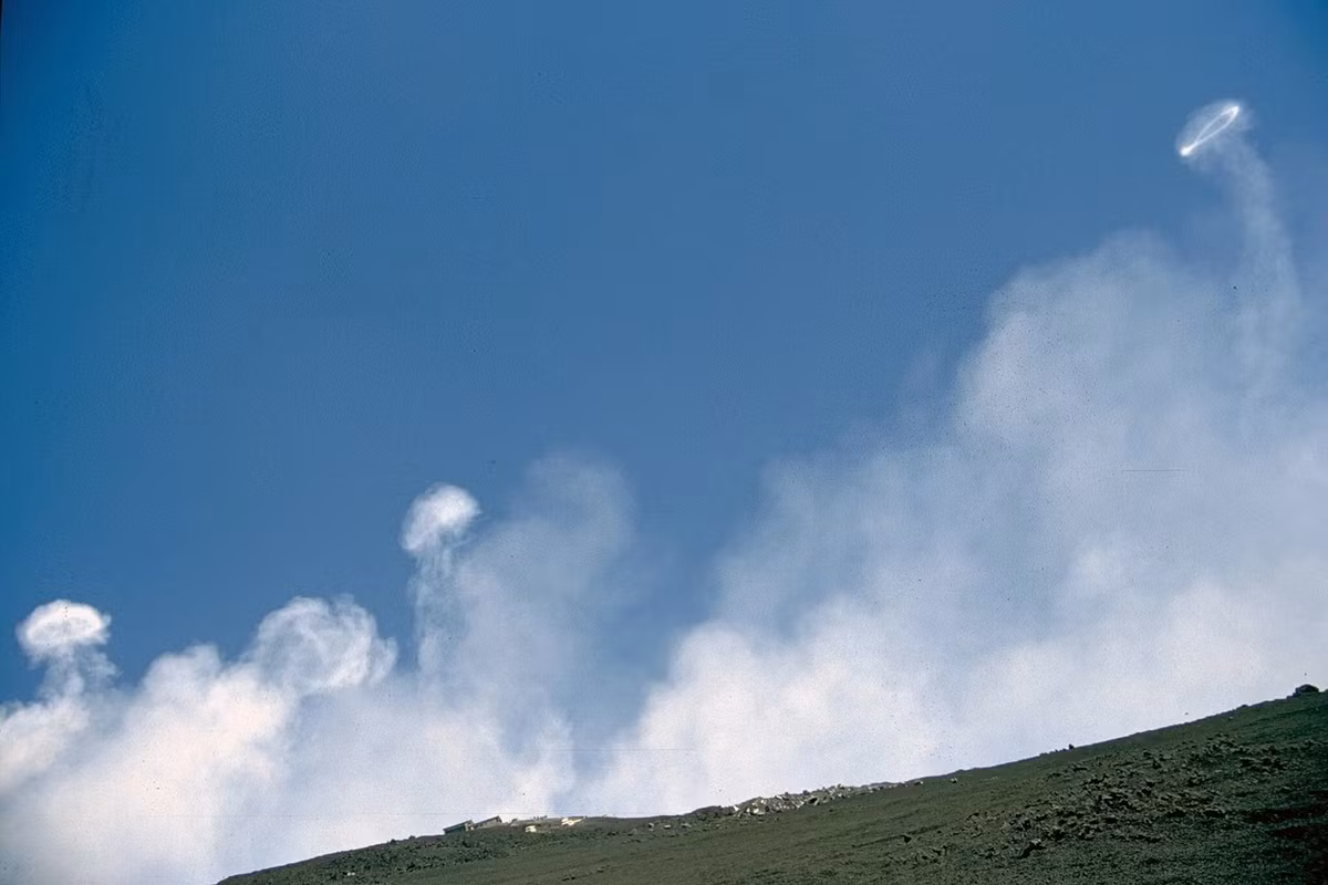 Vong tron bi an tren mieng nui lua-Hinh-3