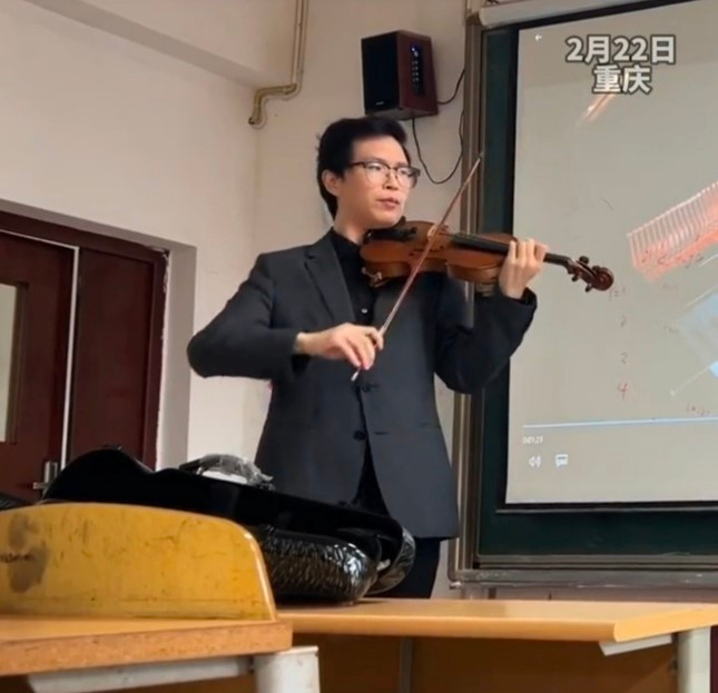 Clip Douyin: Tuong nghe si vi cam, hoa ra la thay giao day nhac-Hinh-2