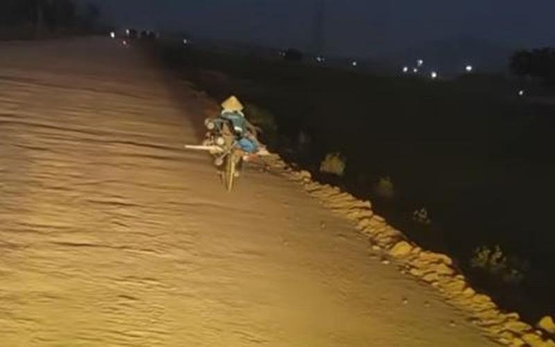 Thay 'dang me' met nhoc dap xe, tai xe lam viec gay xuc dong