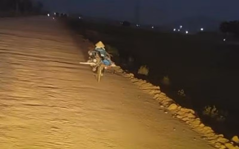 Thay 'dang me' met nhoc dap xe, tai xe lam viec gay xuc dong