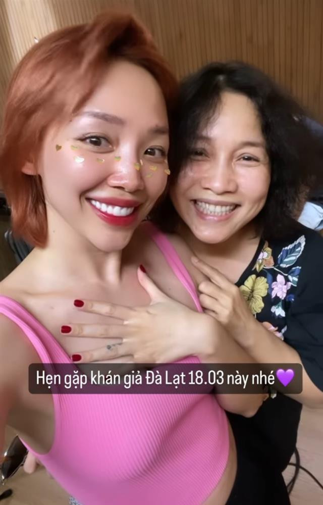 Mặt mộc của diva Mỹ Linh tuổi U50 dưới ống kính Tóc Tiên - Hình 2 Mat moc cua diva My Linh tuoi U50 duoi ong kinh Toc Tien-Hinh-2