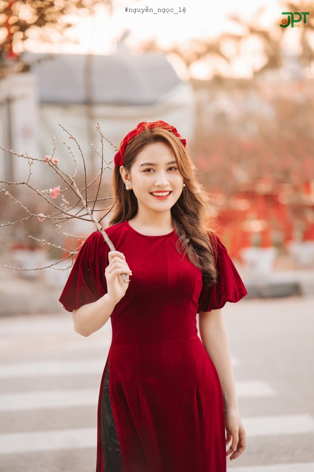 Nu Sinh truong Nghe thuat 'don tim' dan mang voi giong hat ngot ngao