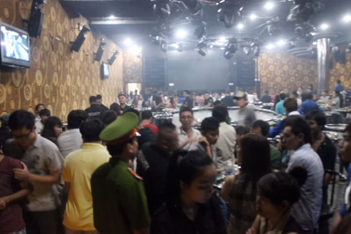 Hàng trăm khách, đa số là giới trẻ nháo nhào bỏ chạy tán loạn khi phát hiện lực lượng công an