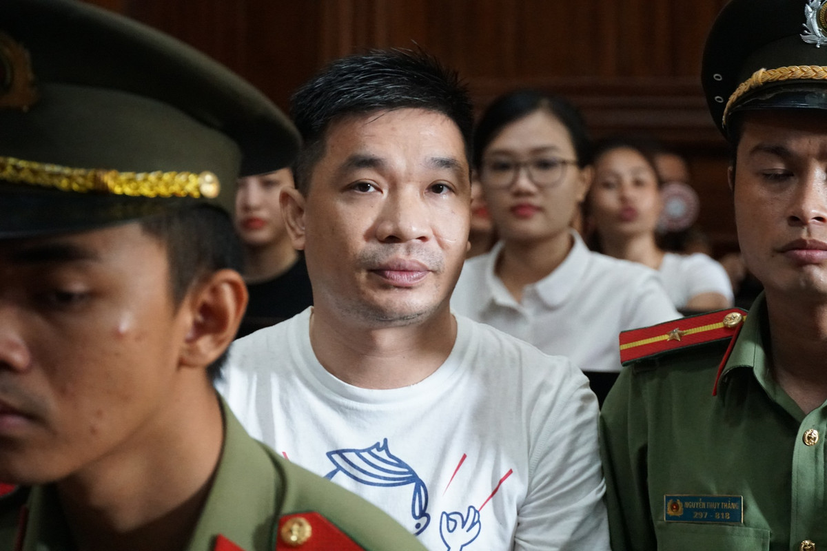 Được xác định là "ông trùm" của đường dây sản xuất, buôn bán ma tuý lớn nhất nước vào năm 2017, ăn Kính Dương (Hoàng "béo", 39 tuổi, quê Hà Nội) giữ được nét bình thản trong suốt phiên xử.