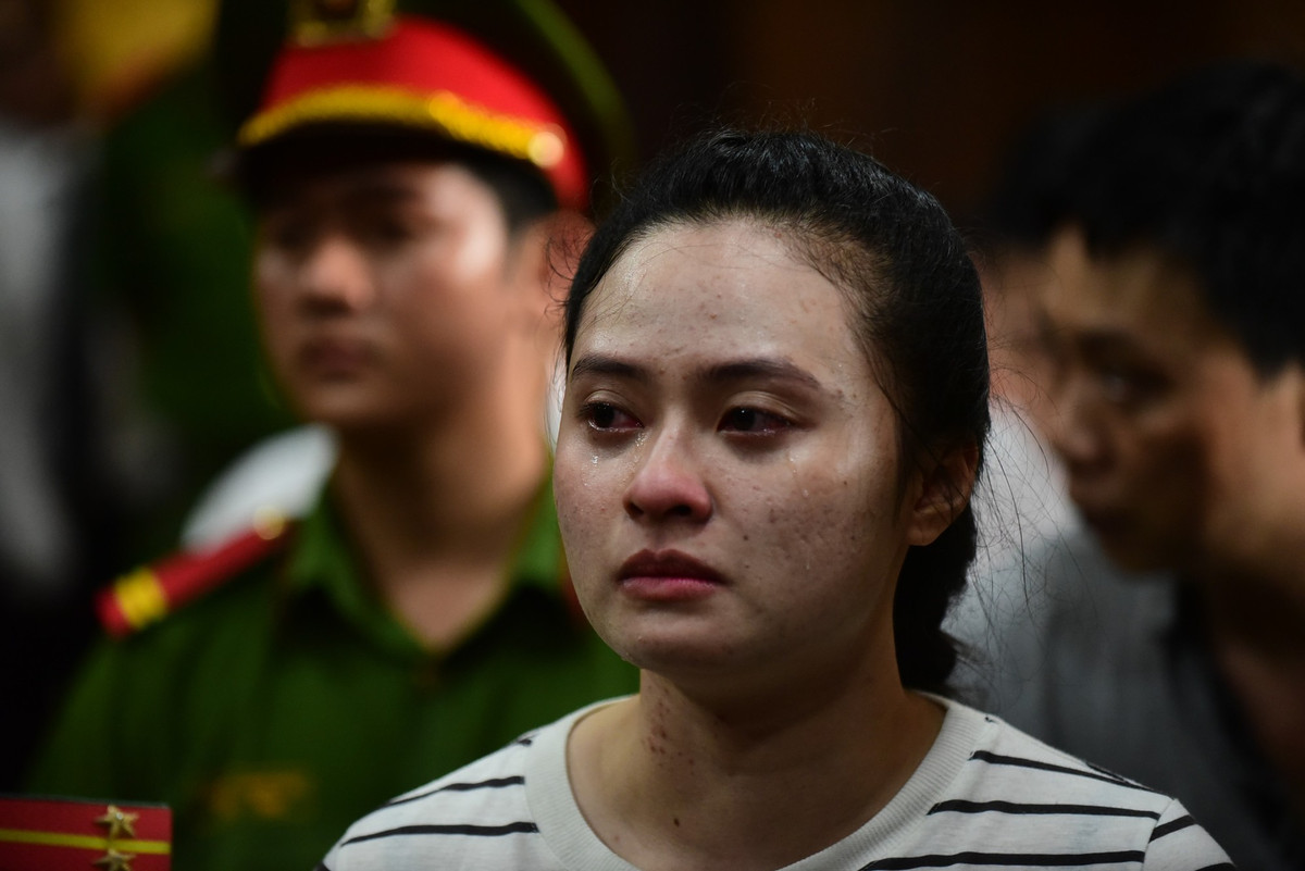 Thế nhưng, khi bản thân bị đề nghị mức án 20 năm tù và hàng loạt đồng phạm đối diện án tử, Ngọc bật khóc.
