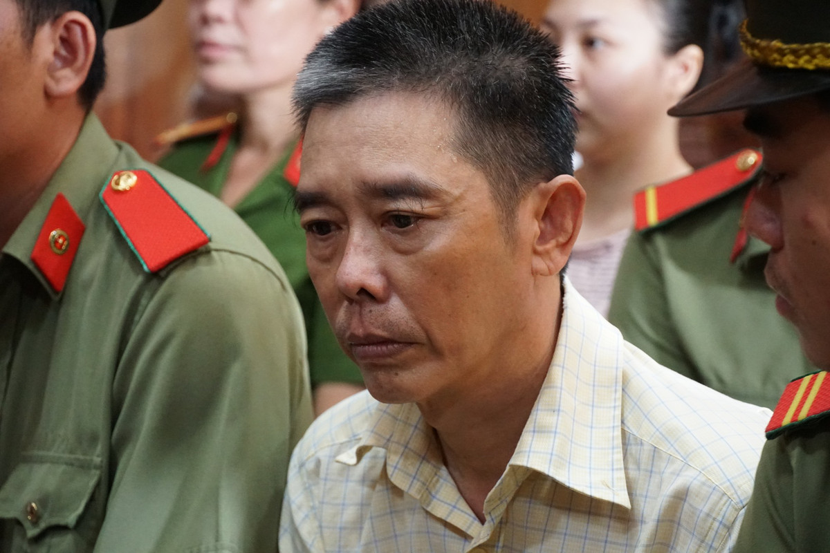 Nguyễn Đức Kỳ Nam (51 tuổi, quê Hà Nội) thất thần khi bị đề nghị mức án tử hình về tội "Sản xuất trái phép chất ma tuý".Bị cáo này có vai trò quan trọng trong việc nghiên cứu, chế tạo các công cụ, thử nghiệm những phản ứng hoá học để phục vụ sản xuất hàng trắng.