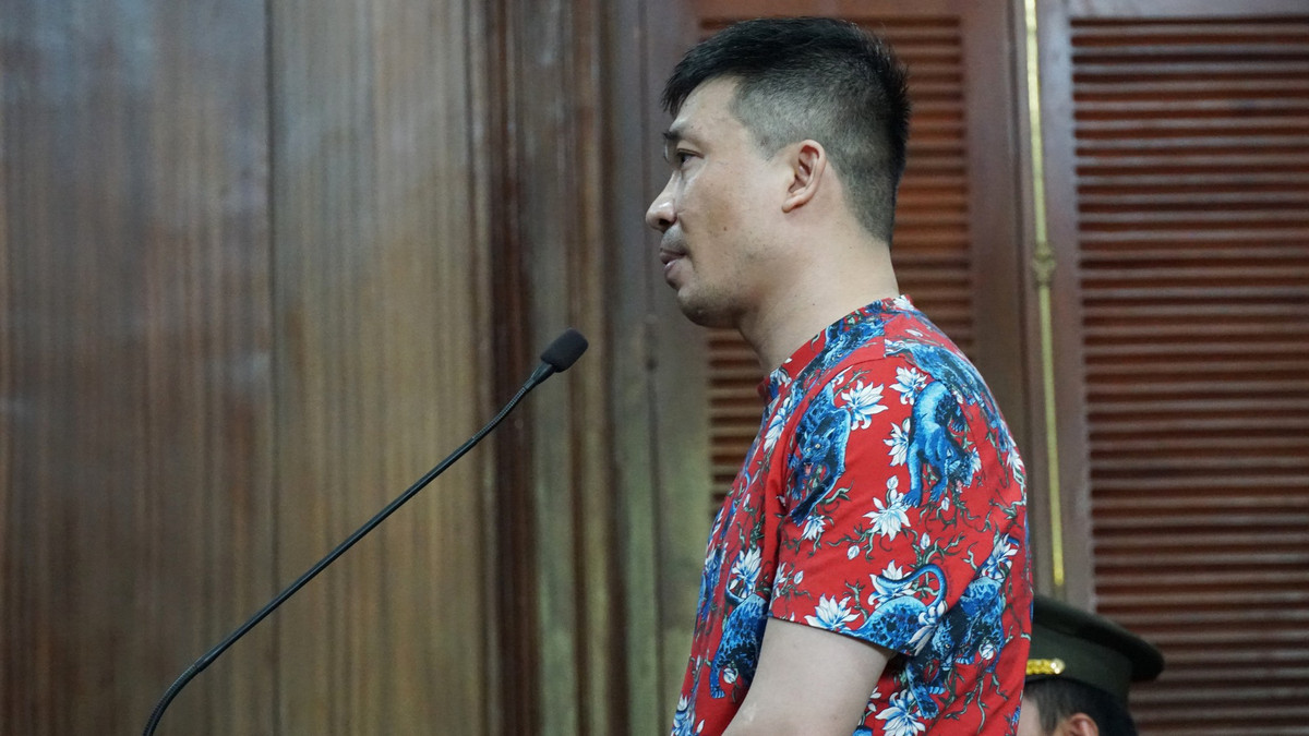 Đứng trước HĐXX, bị cáo trả lời rành rọt các câu hỏi mà chủ toạ, VKS và luật sư đưa ra. Gần cuối phần tranh luận, "ông trùm" còn lớn tiếng "bật" lại đại diện cơ quan công tố.