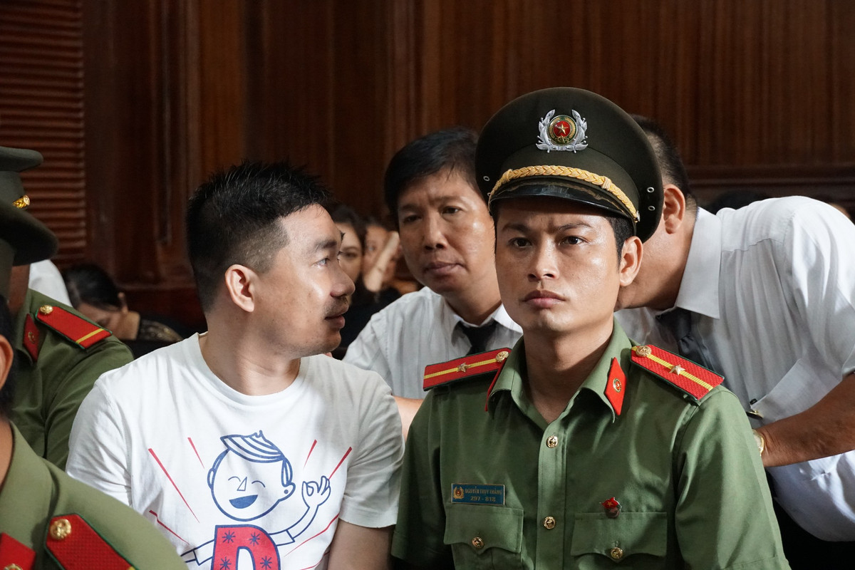 Khi được trao đổi với luật sư, anh ta tỏ ra khá thoải mái.